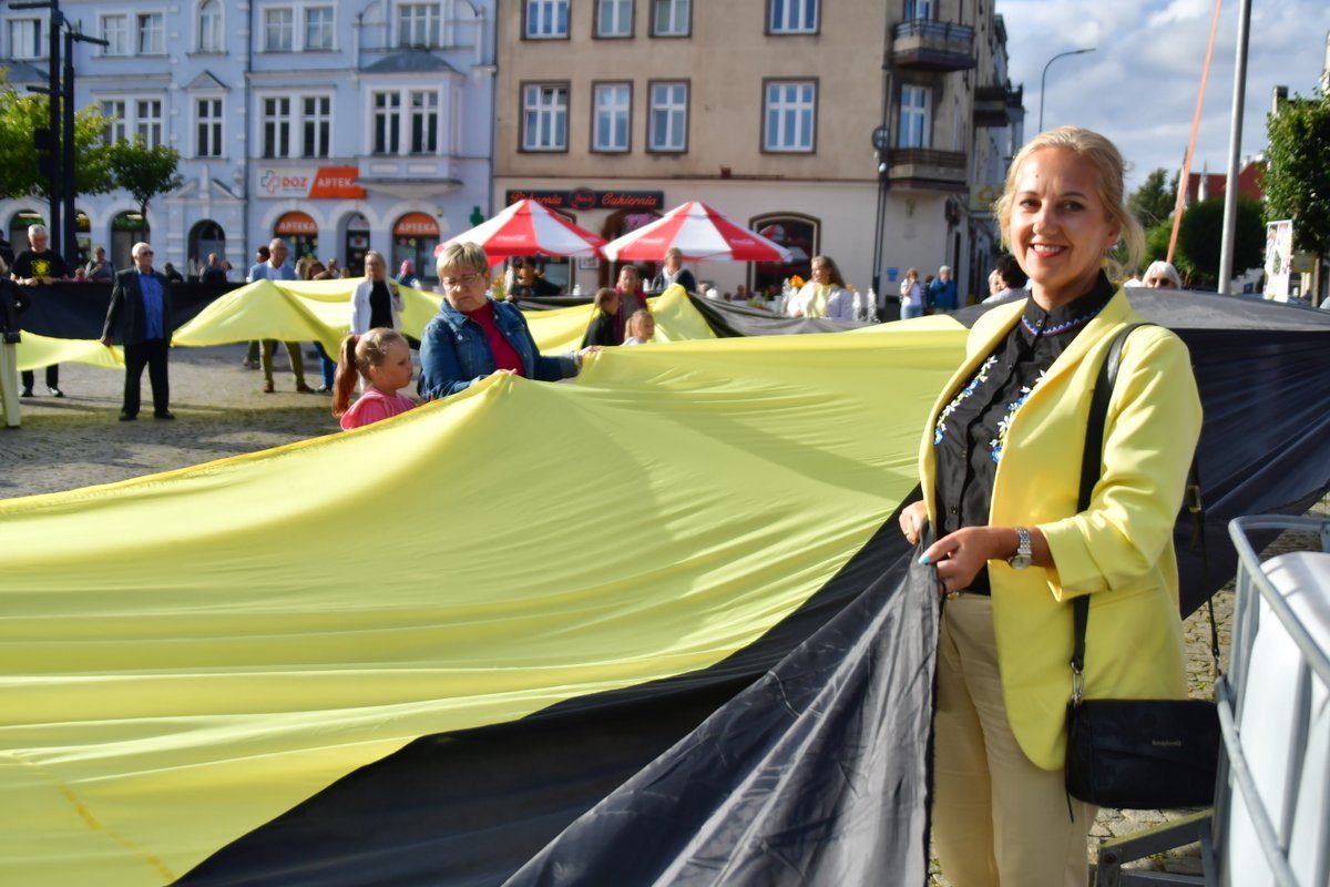 Najdłuższa flaga kaszubska przeszła ulicami Kartuz